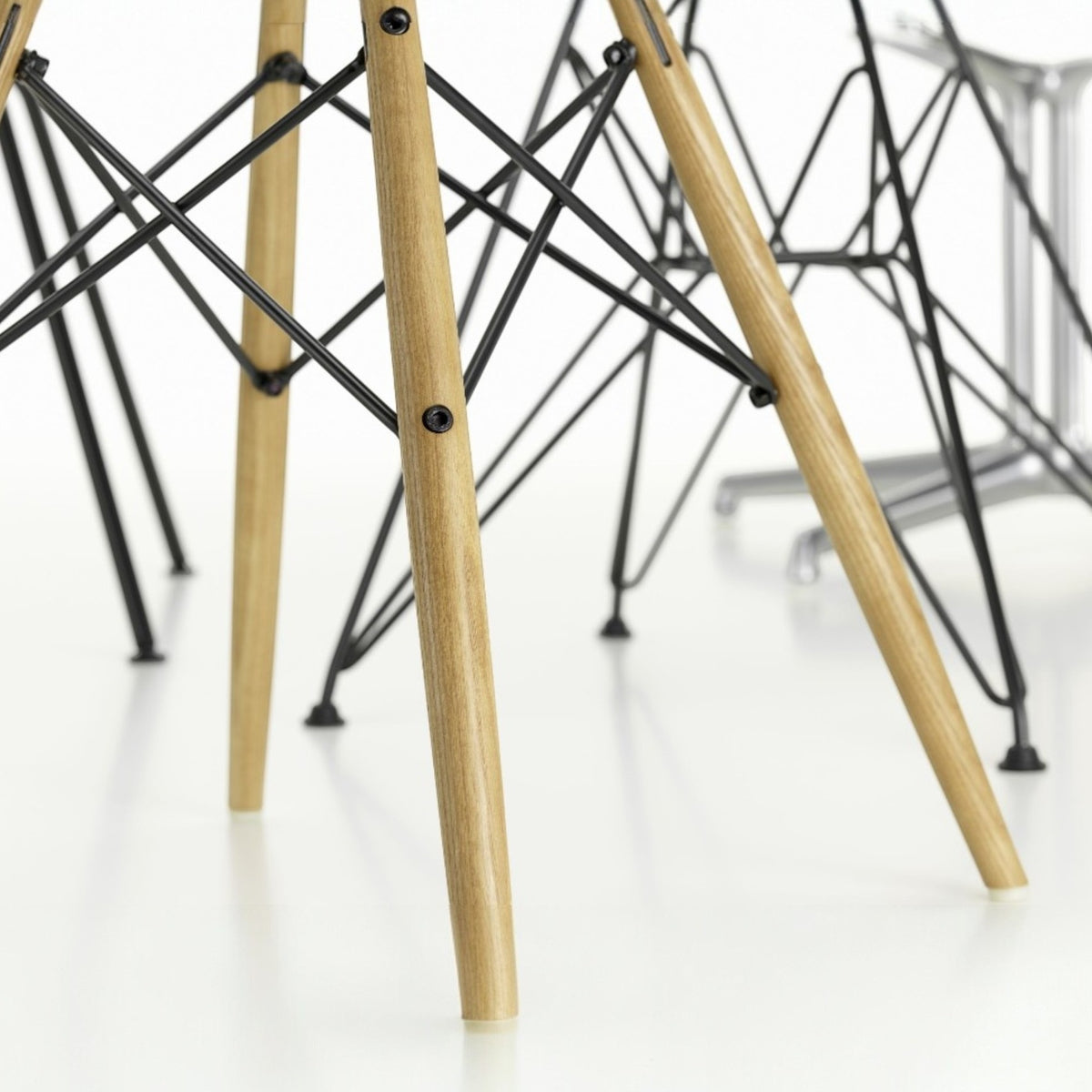 Vitra Eames Fiberglass Armchair 4 Gestellvarianten & Sitzpolster optional