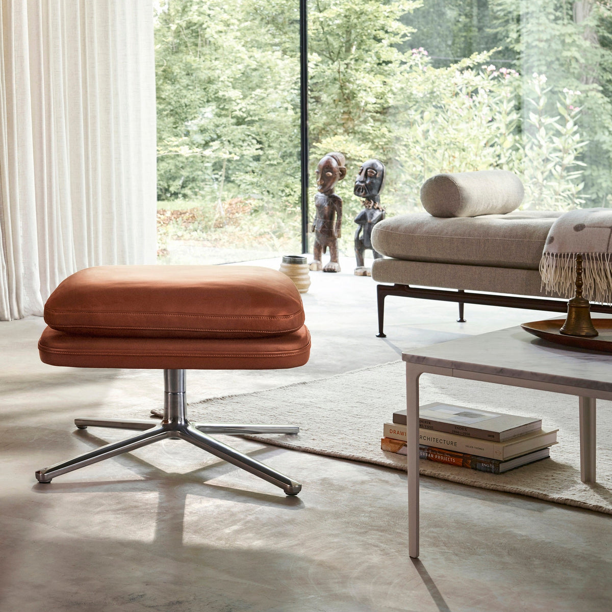 Vitra Grand Relax Ottoman Hocker einzeln mit Viersternfuß