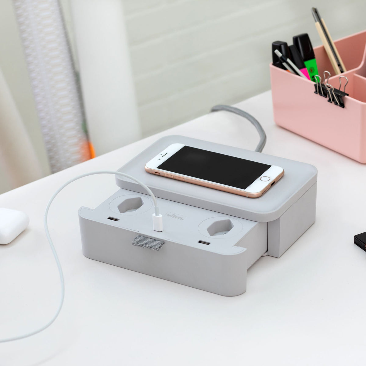 Vitra Ampi – Wireless-Charger Ladegerät und Kabelmanagement