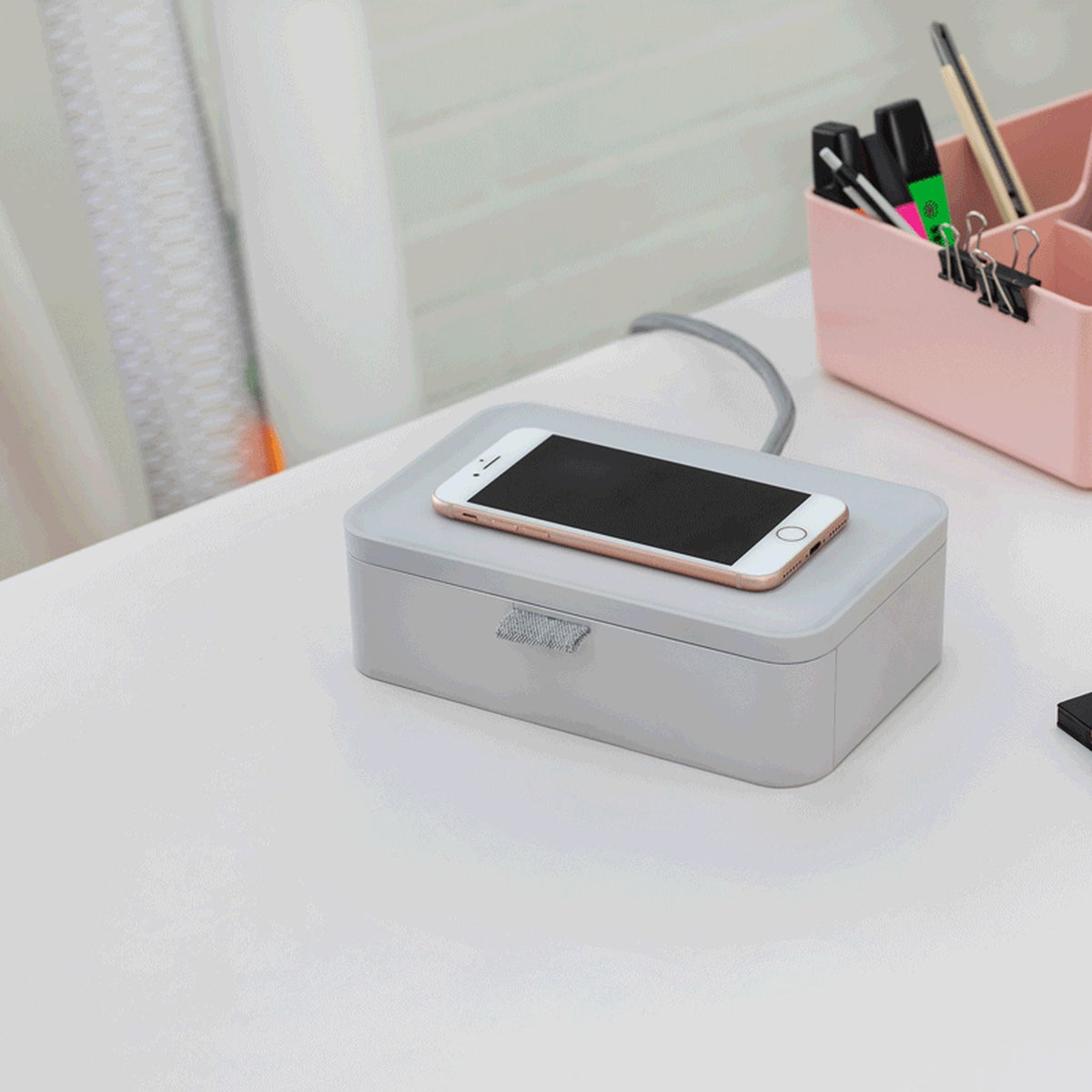 Vitra Ampi – Wireless-Charger Ladegerät und Kabelmanagement