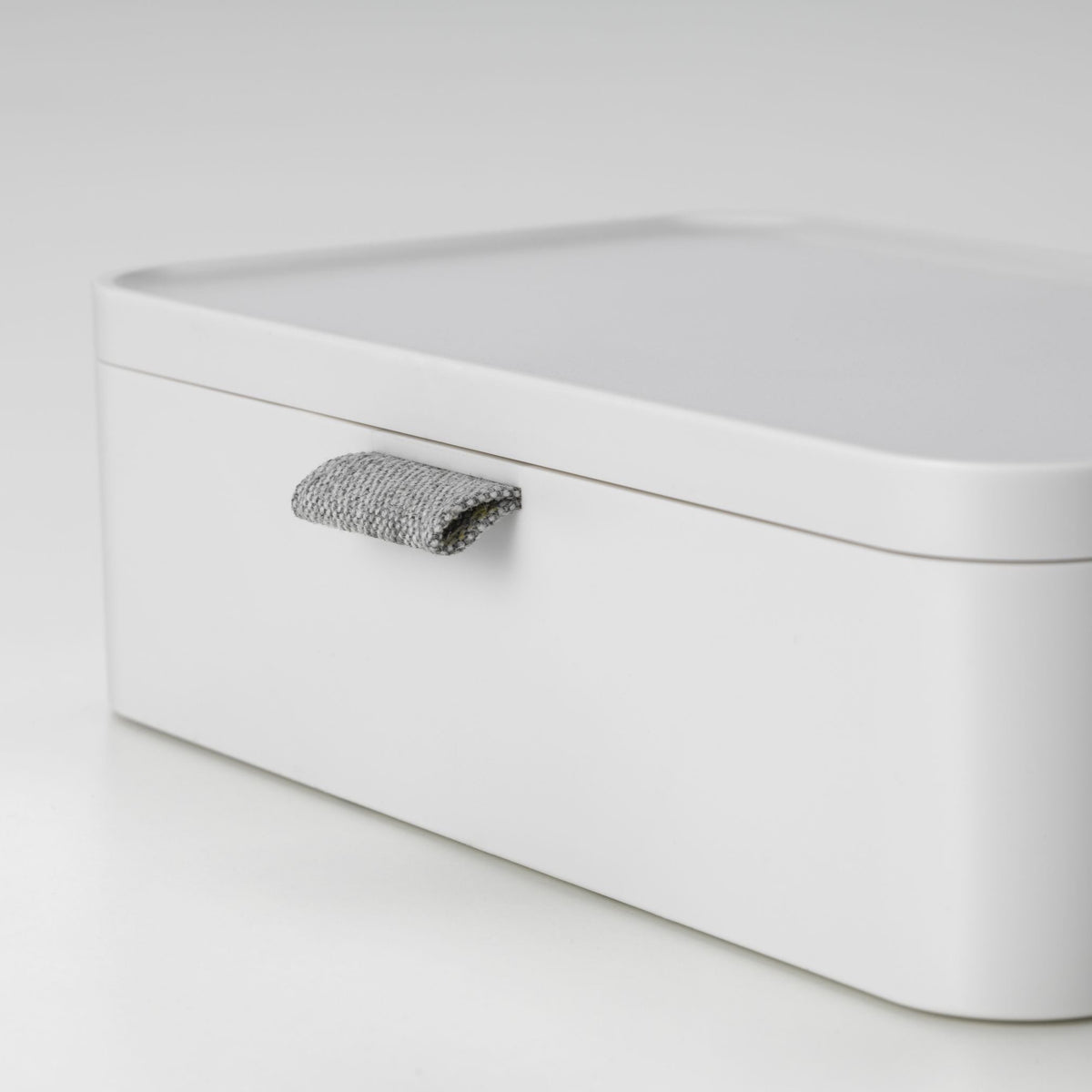 Vitra Ampi – Wireless-Charger Ladegerät und Kabelmanagement