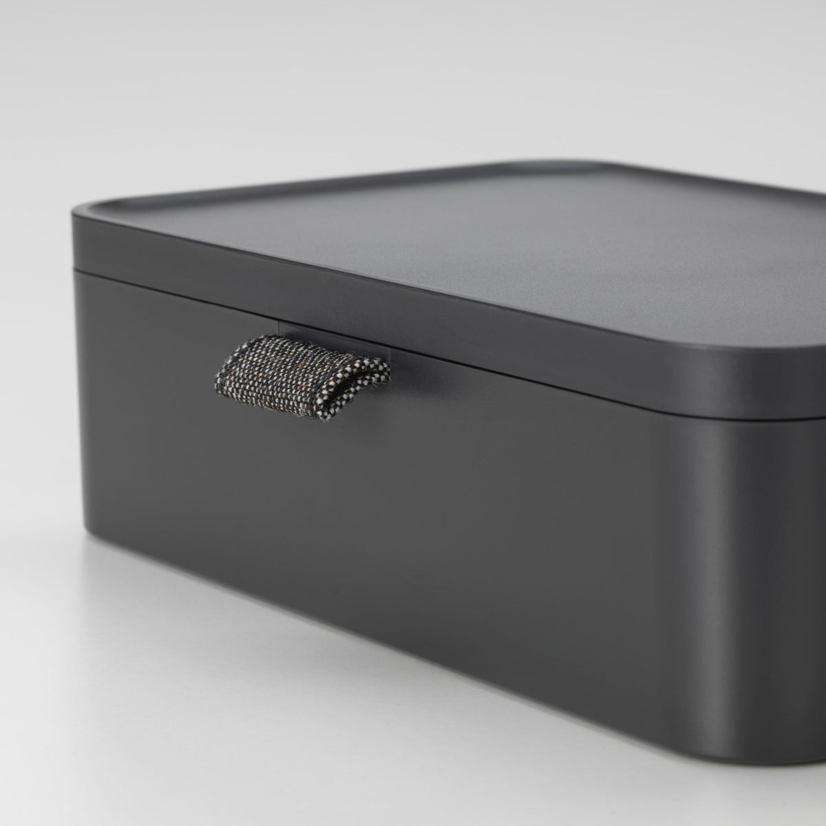 Vitra Ampi – Wireless-Charger Ladegerät und Kabelmanagement