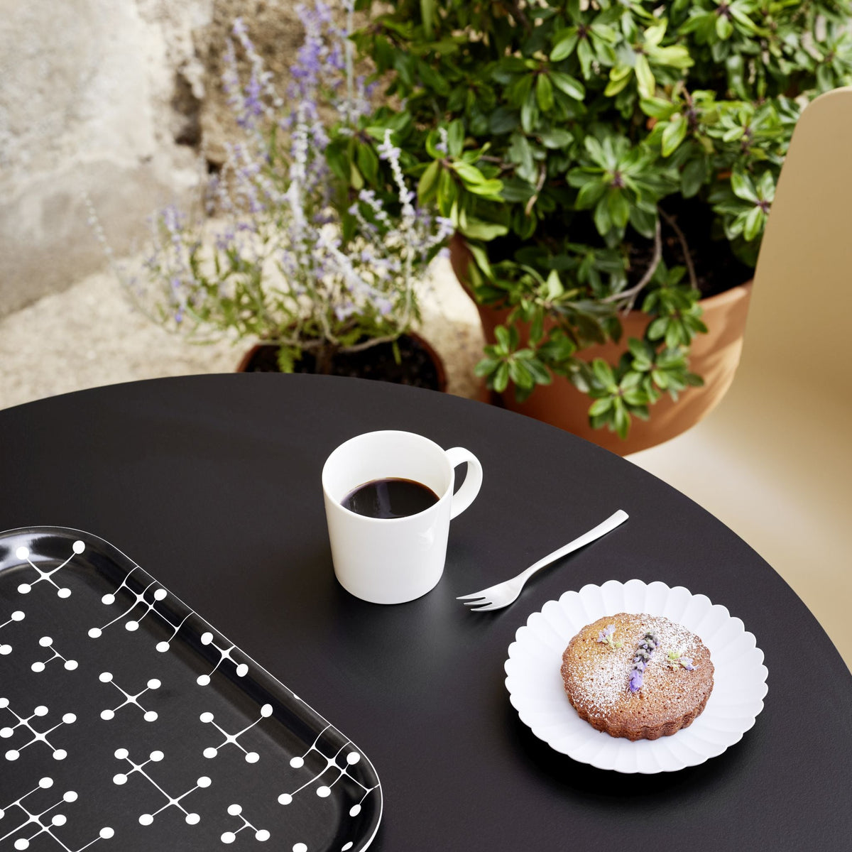 Vitra Classic Tray medium Serviertablett mittel Schichtholz Eames Dot Pattern