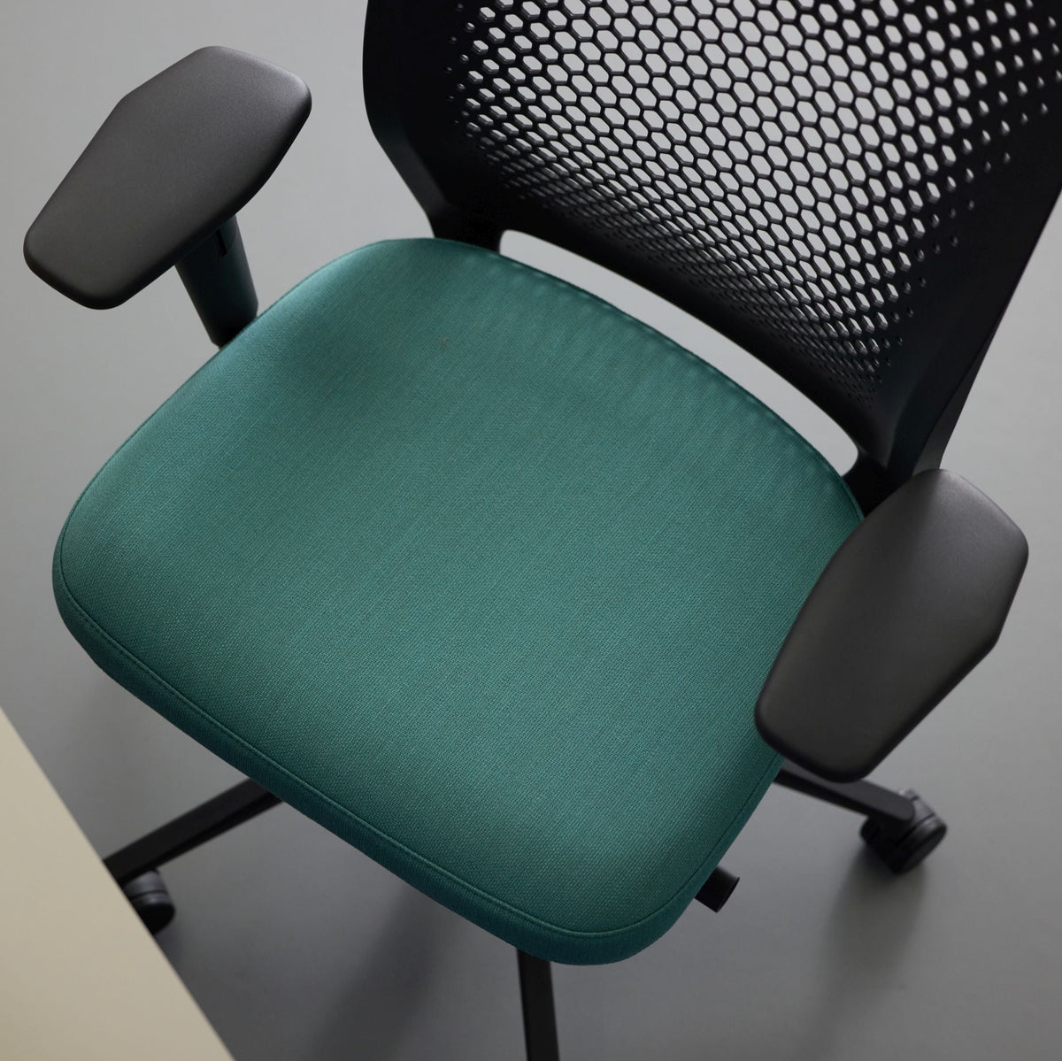 Vitra ID Air Bürostuhl gelochter patentierter Kunststoffrücken Sitzbezug Plano