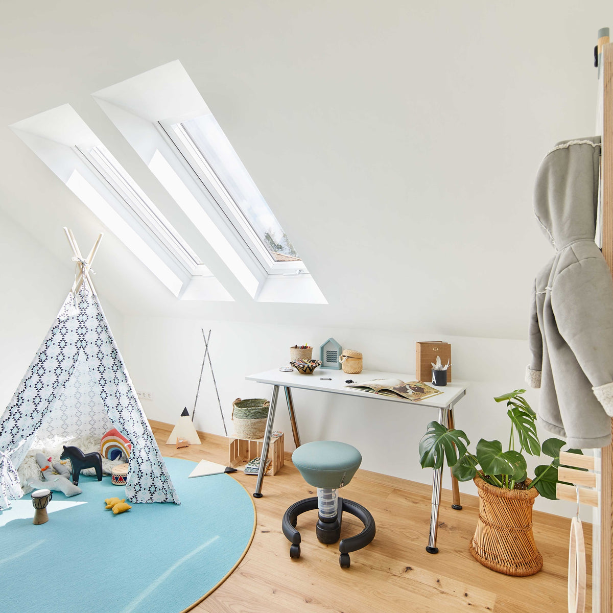 Aeris Swoppster Kinderstuhl 3D Hocker blau Gestell weiß