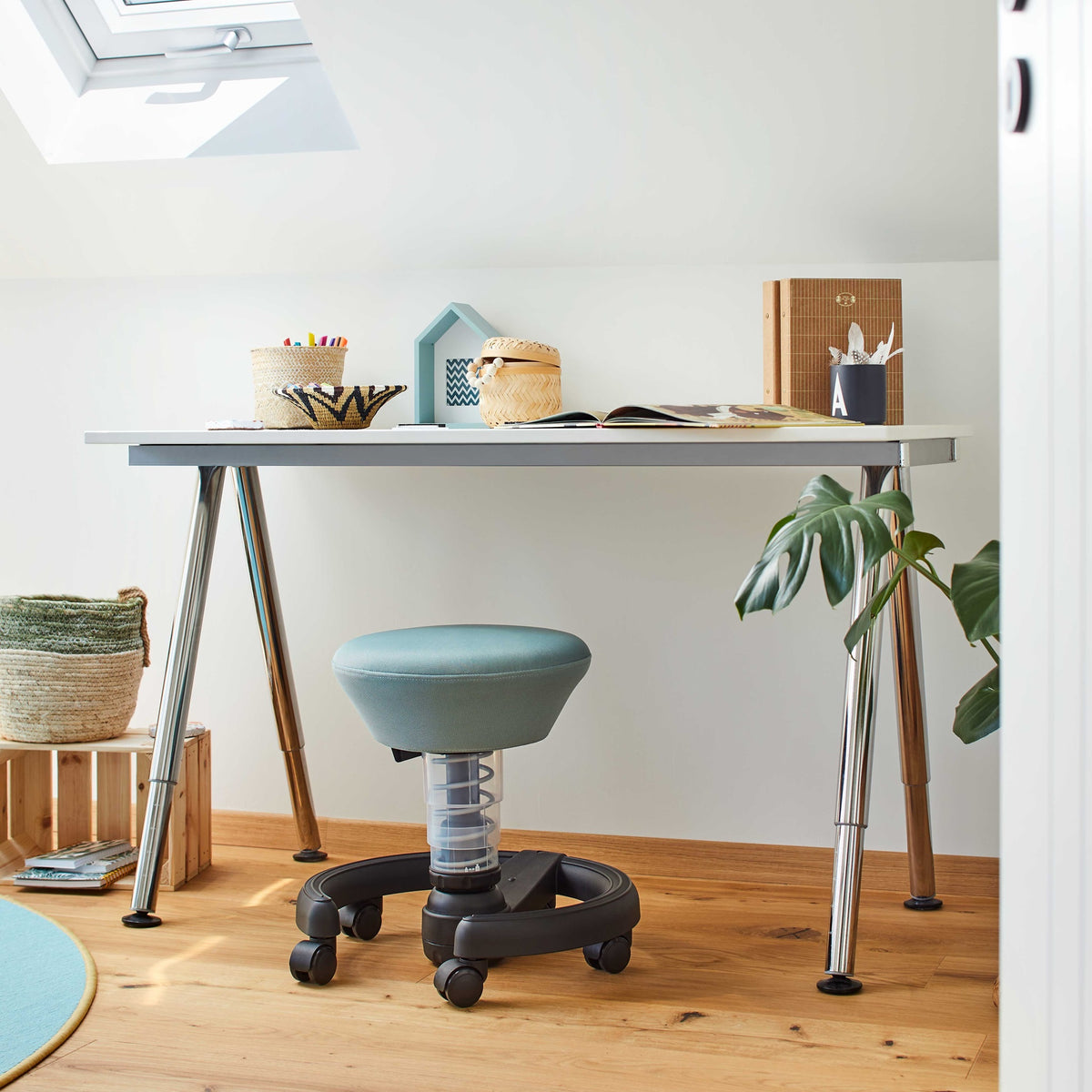 Aeris Swoppster Kinderstuhl 3D Hocker blau Gestell weiß