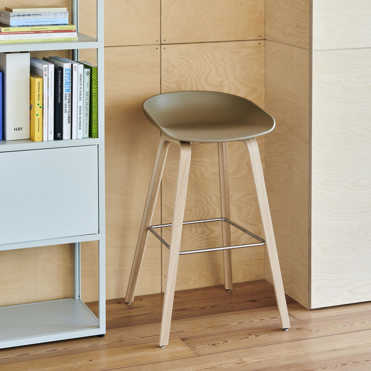 Hay AAS 32 Barhocker – Sitz Kunststoff recycelt Gestell Eiche/Nussbaum