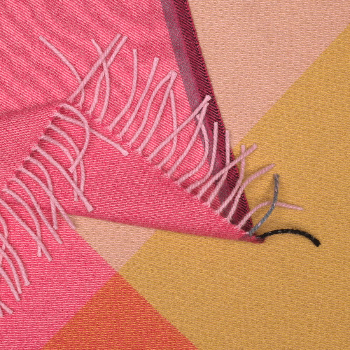 Vitra Colour Block Blanket von Hella Jongerius Wolldecke pink - beige