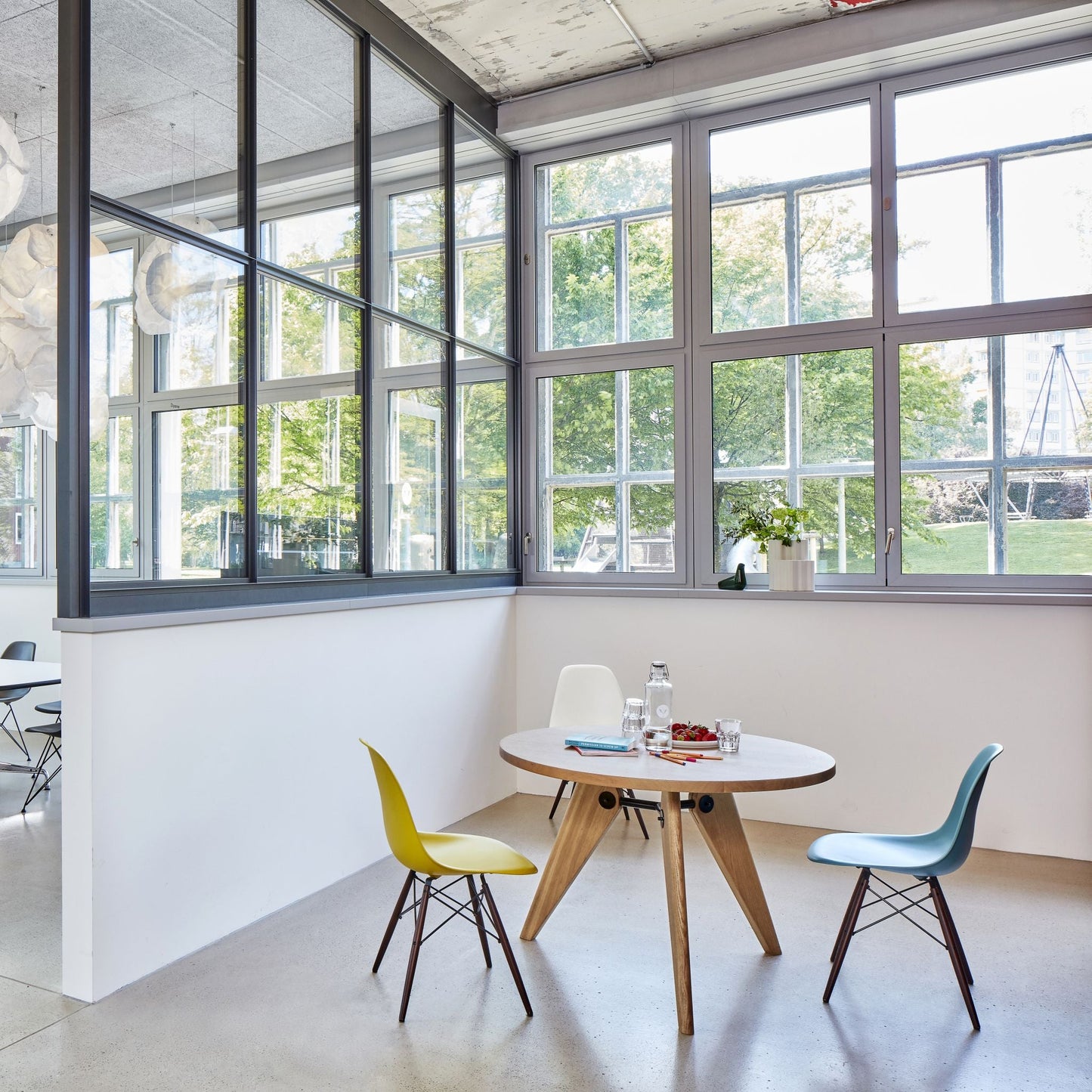 Vitra Guéridon Table runder Besprechungstisch / Esstisch Holz