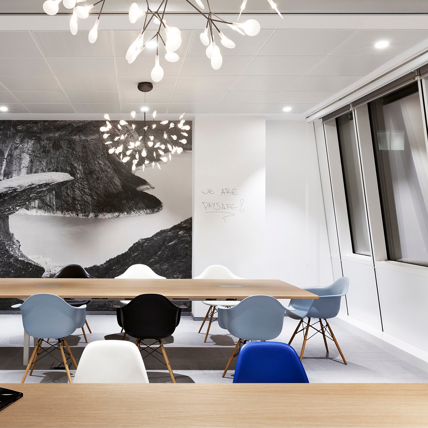 Vitra Eames Plastic Armchair DAW RE Ahorn gelblich Kunststoff recycelt