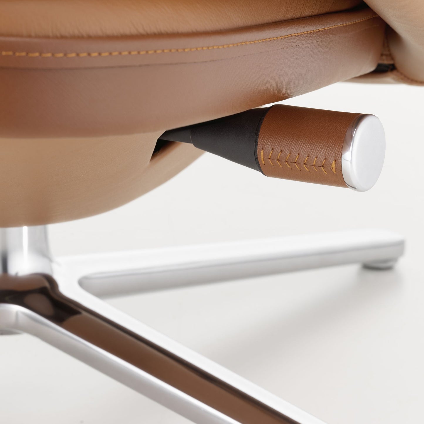 Vitra Grand Relax Loungesessel drehbar mit Ottoman hoher Sessel & Hocker