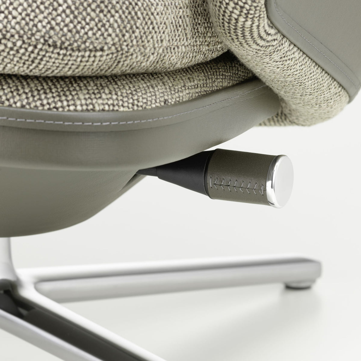 Vitra Grand Relax Loungesessel drehbar mit Ottoman hoher Sessel & Hocker