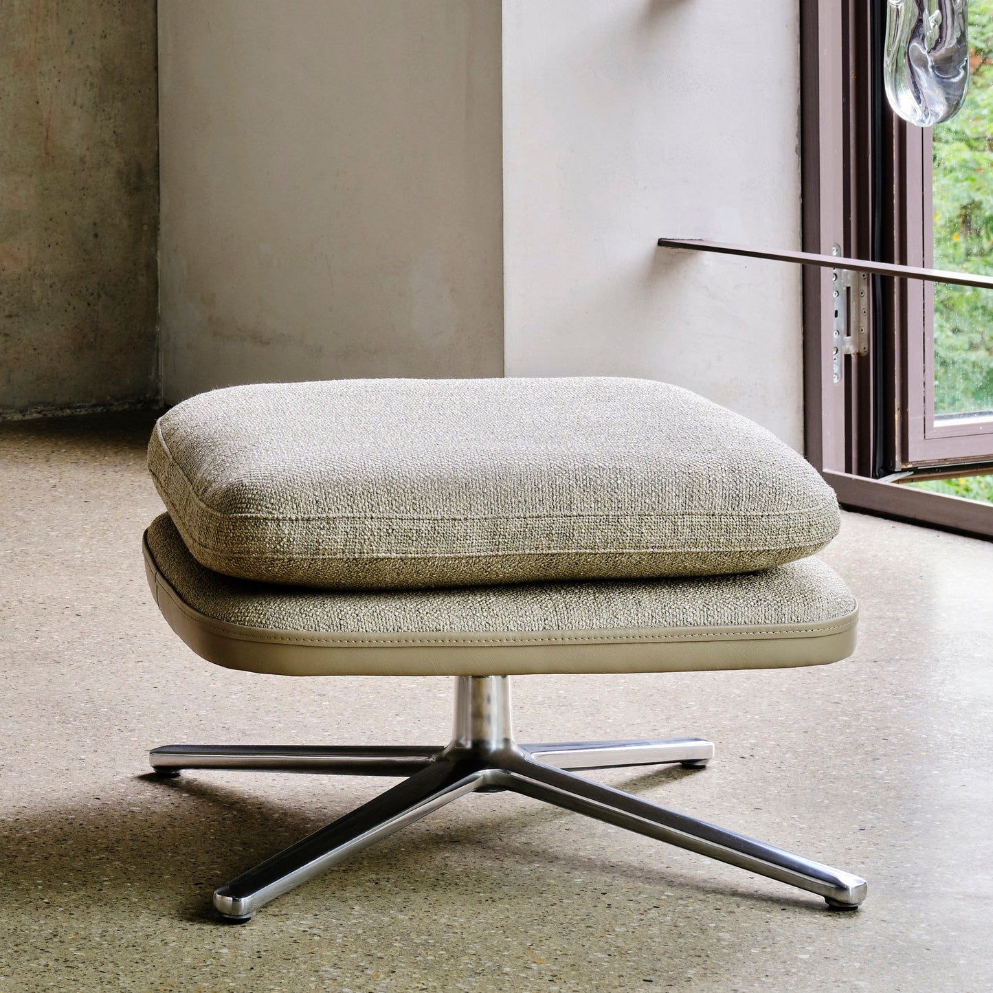 Vitra Grand Relax Ottoman Hocker einzeln mit Viersternfuß