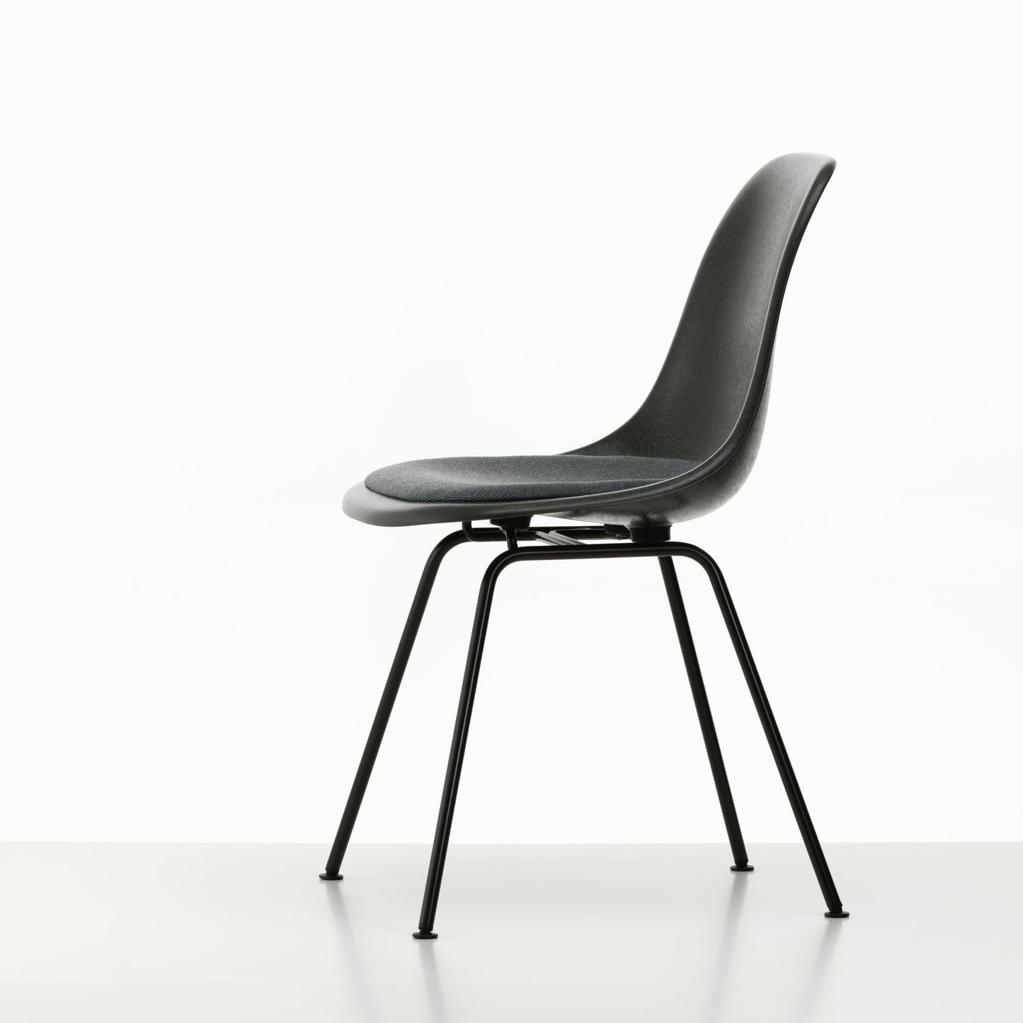 Vitra Eames Fiberglass Side Chair 4 Gestellvarianten & Sitzpolster optional