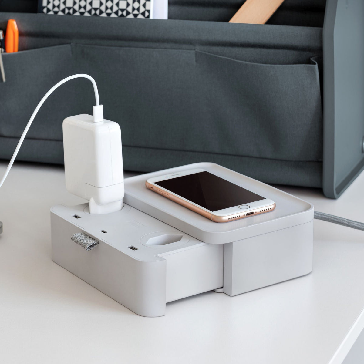Vitra Ampi – Wireless-Charger Ladegerät und Kabelmanagement