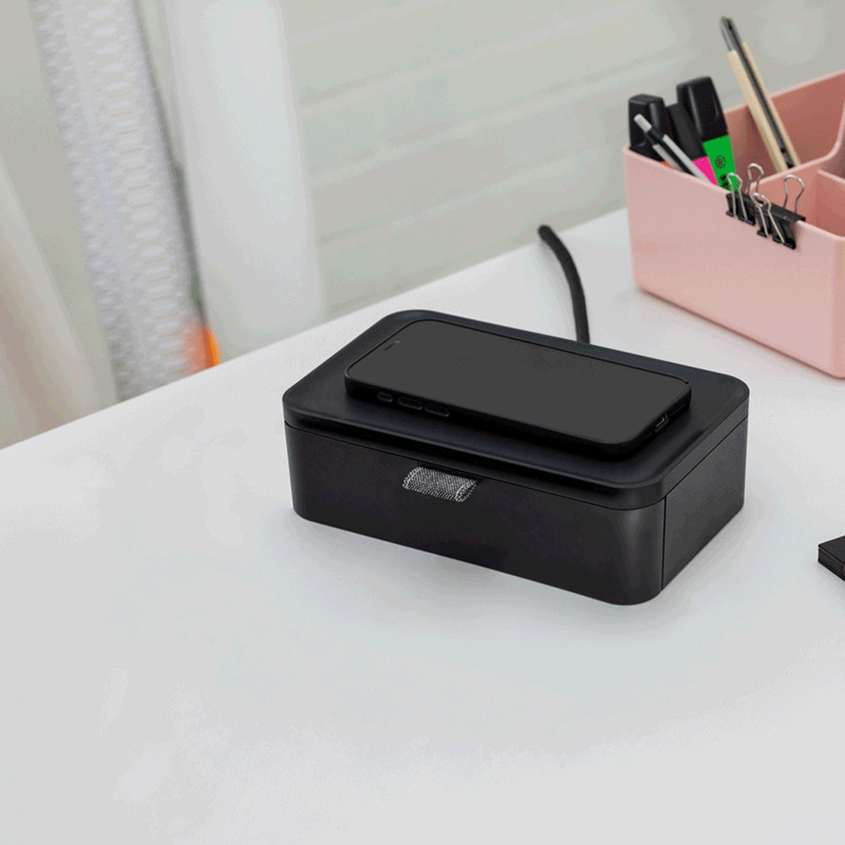 Vitra Ampi – Wireless-Charger Ladegerät und Kabelmanagement