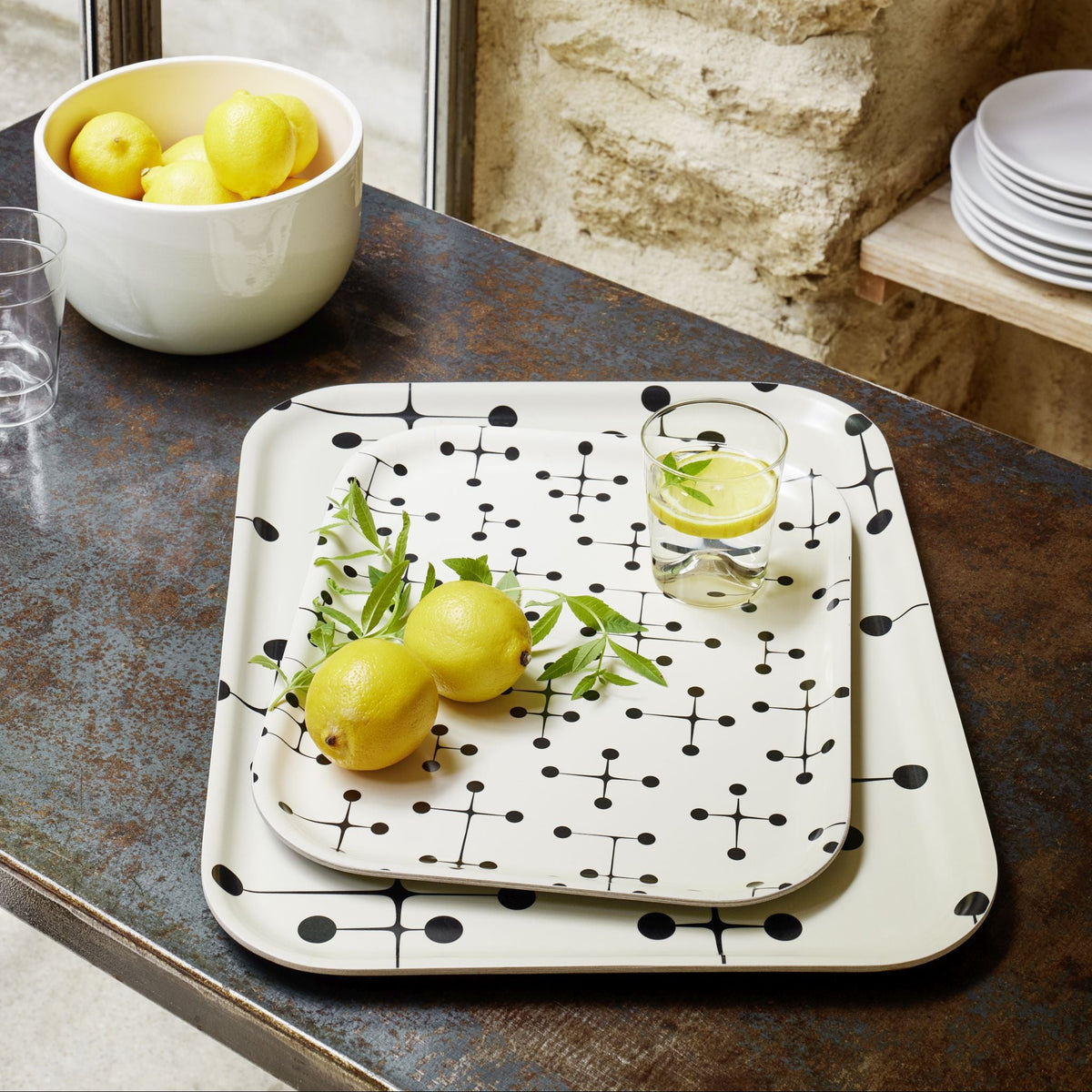 Vitra Classic Tray medium Serviertablett mittel Schichtholz Eames Dot Pattern