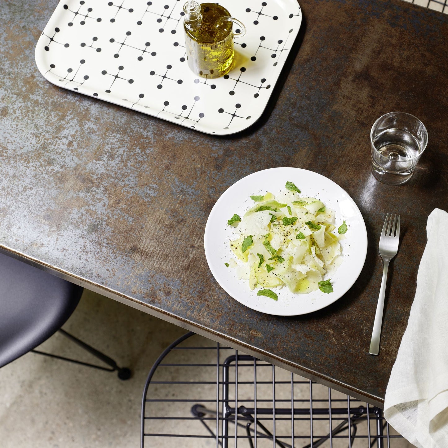 Vitra Classic Tray medium Serviertablett mittel Schichtholz Eames Dot Pattern