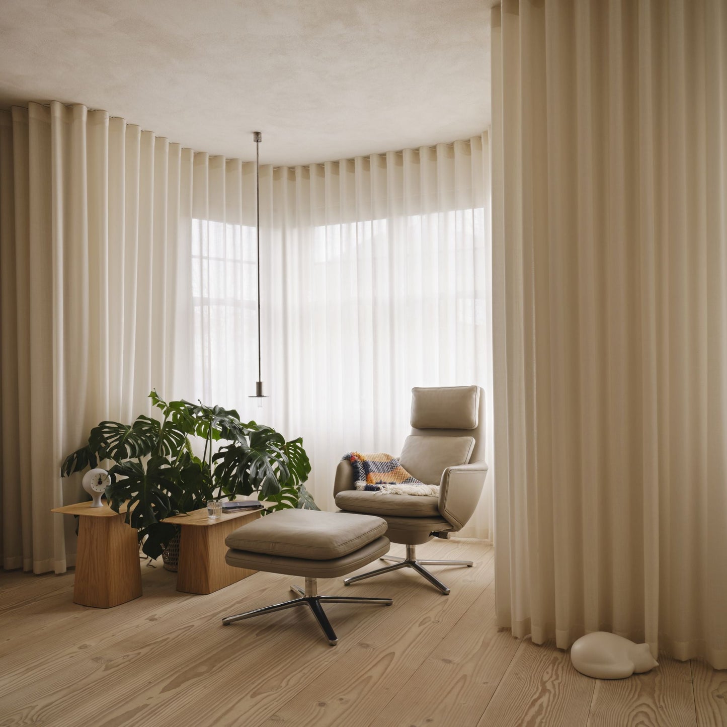 Vitra Grand Relax Loungesessel drehbar mit Ottoman hoher Sessel & Hocker
