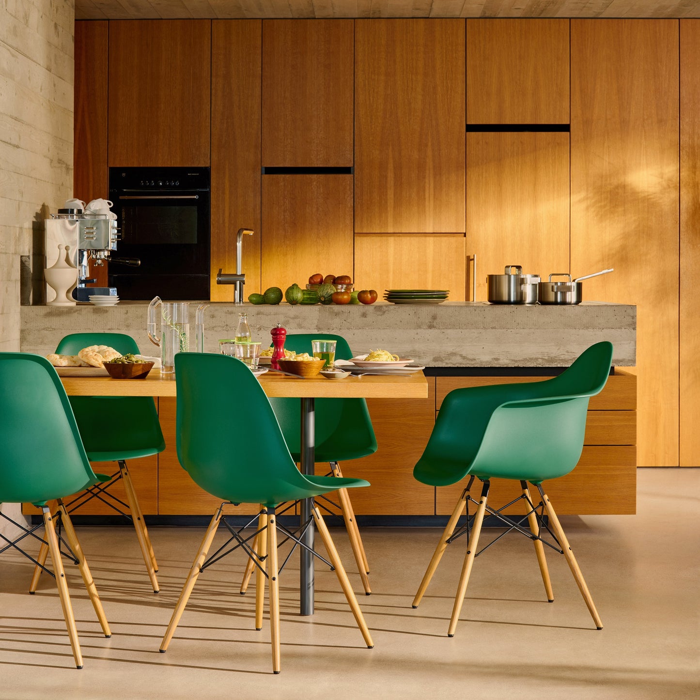 Vitra Eames Plastic Armchair DAW RE Ahorn gelblich Kunststoff recycelt