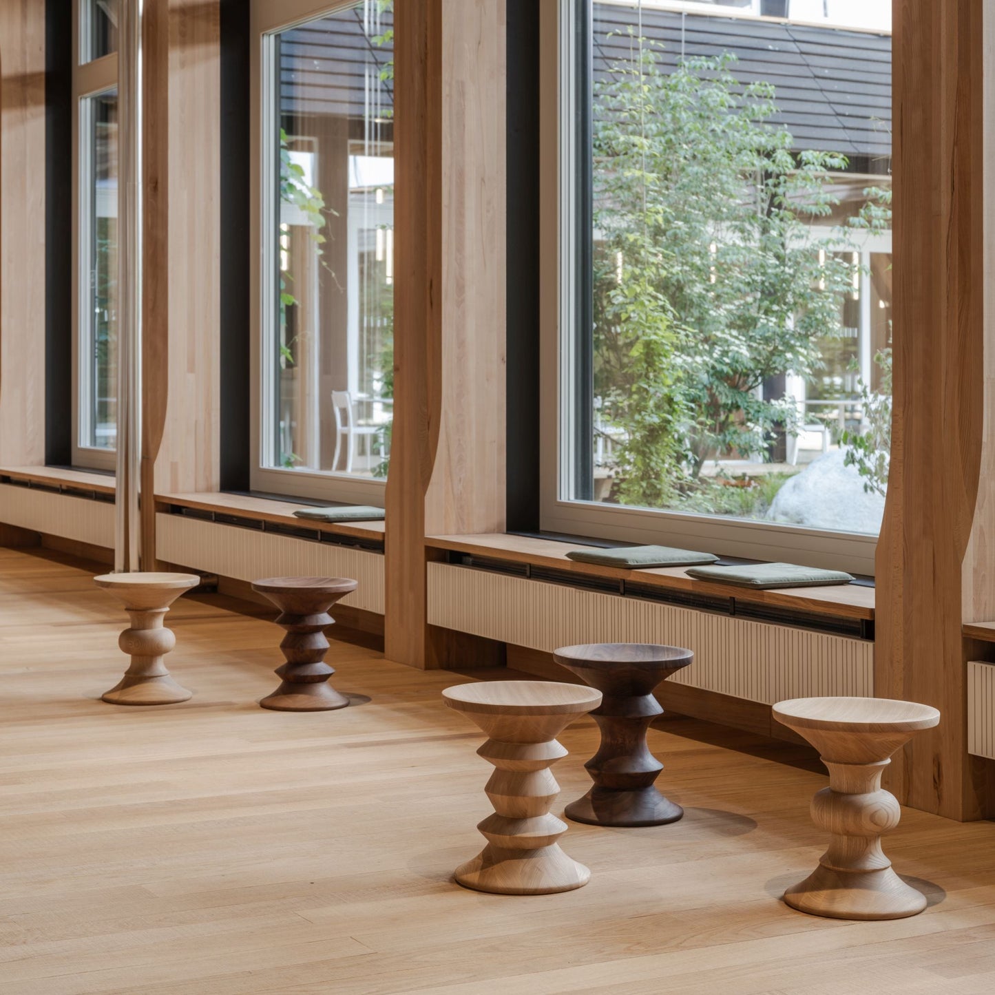 Vitra Stools Charles & Ray Eames Hocker Beistelltisch Skulptur