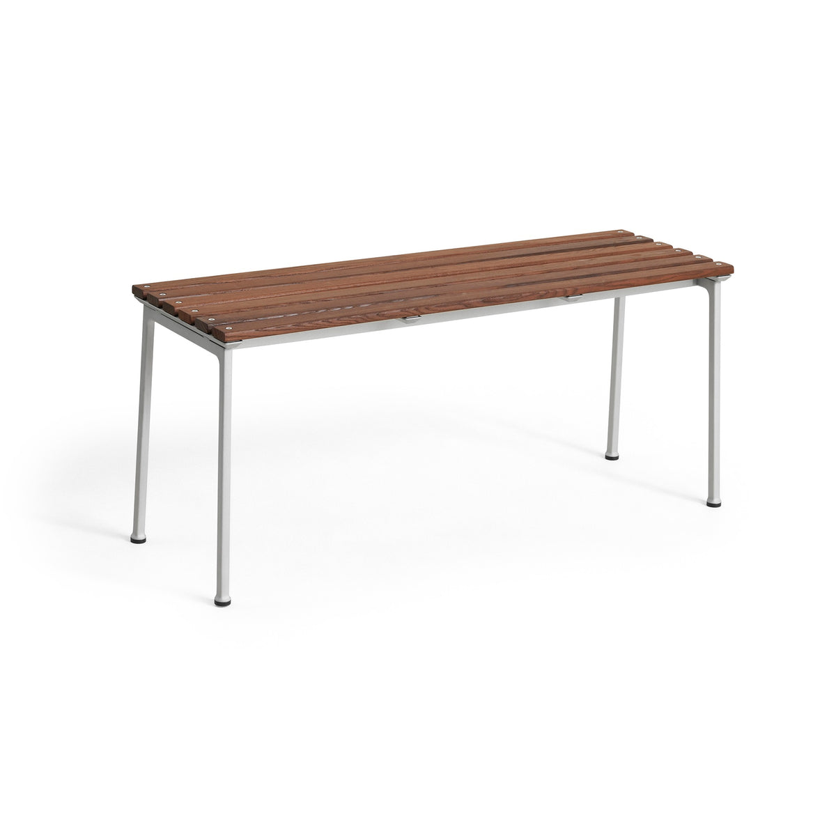 „Traverse Bank von Erwan Bouroullec für HAY, mit robustem Aluminiumdruckguss-Gestell und Lattensitz aus wärmebehandelter Esche, ergonomisches Design für Outdoor-Bereiche, natürliche Patina im Laufe der Zeit.“