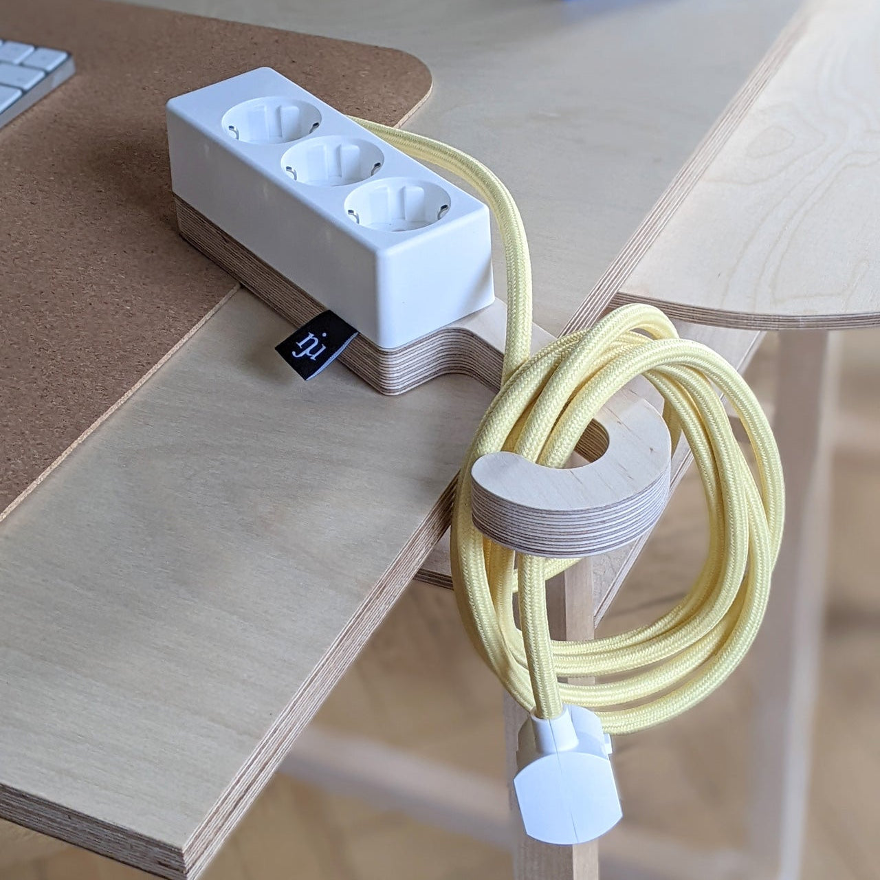 Njustudio Stromer Mini HOOK magnetische Steckerleiste schwarz mit Haken