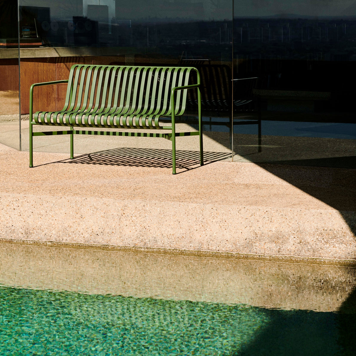 HAY Palissade Dining Bench Outdoor-Sitzbank mit Armlehne