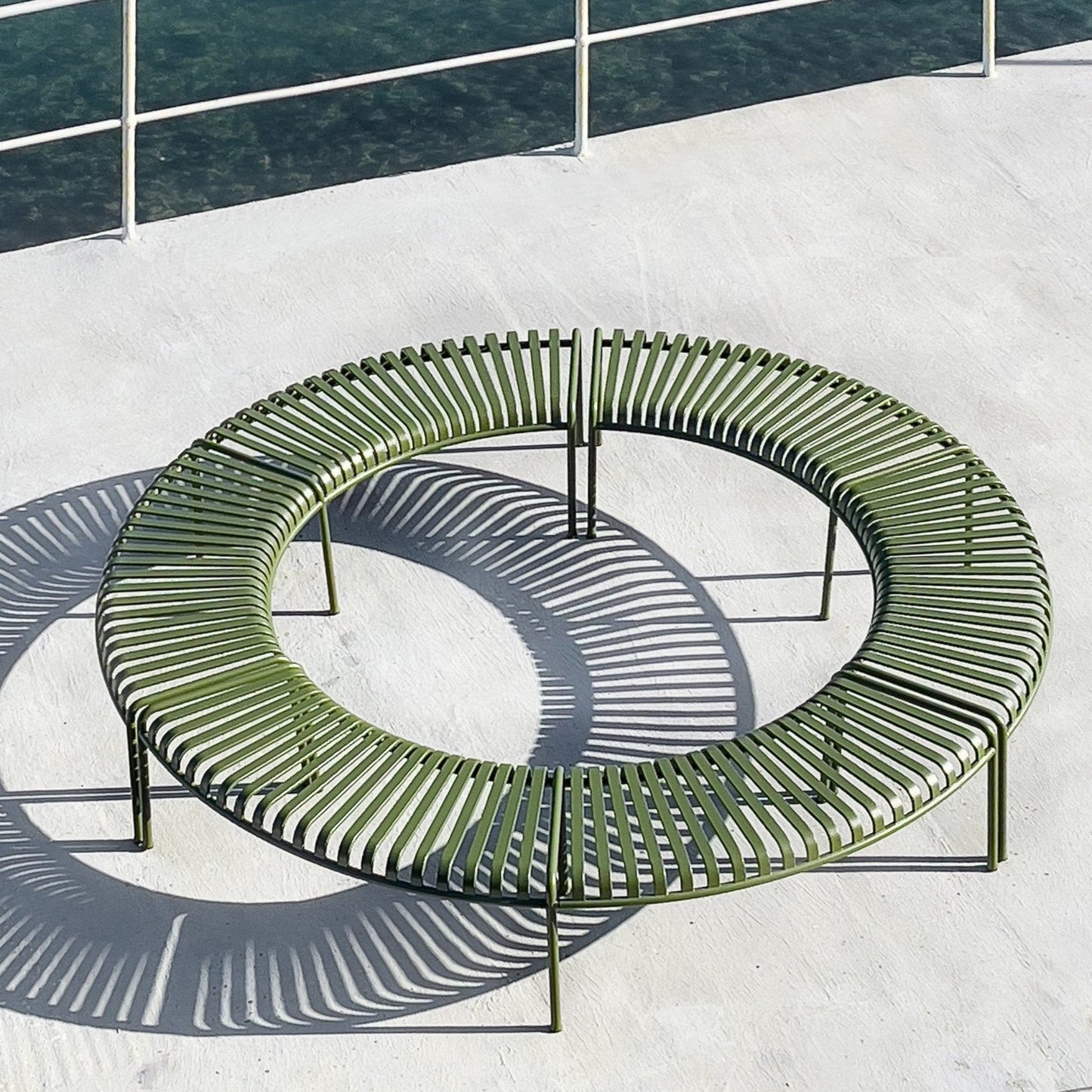 HAY Palissade Park Bench Outdoor-Sitzbank gerundet