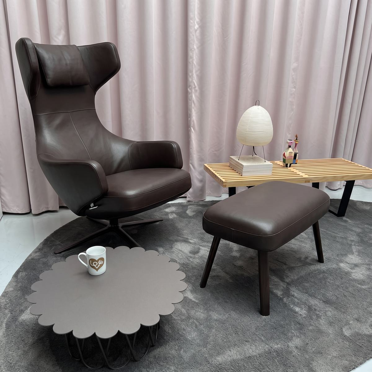 Vitra Grand Repos Loungesessel drehbar mit Panchina Ohrensessel & Bank