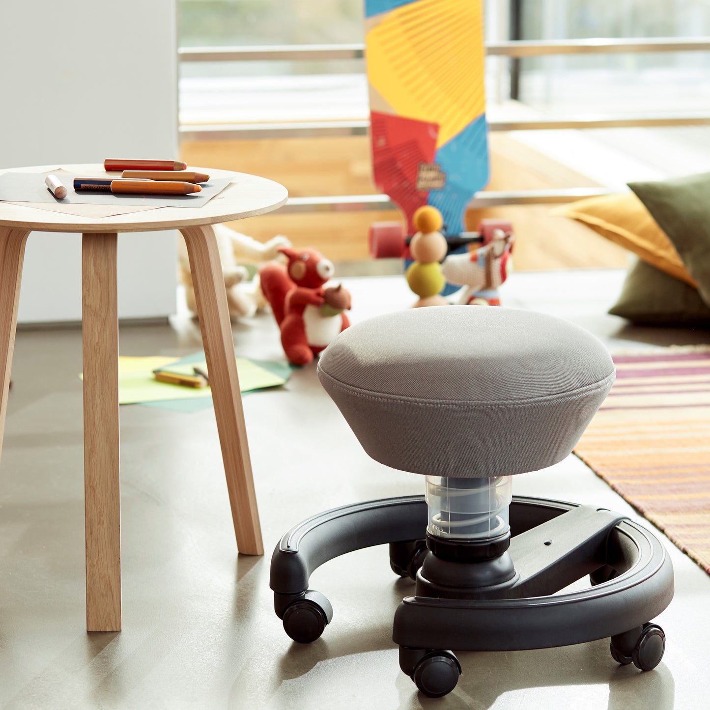 Aeris Swoppster Kinderstuhl 3D Hocker blau Gestell weiß